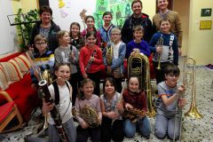 Foto-Notenstaenderuebergabe-Klassenmusi